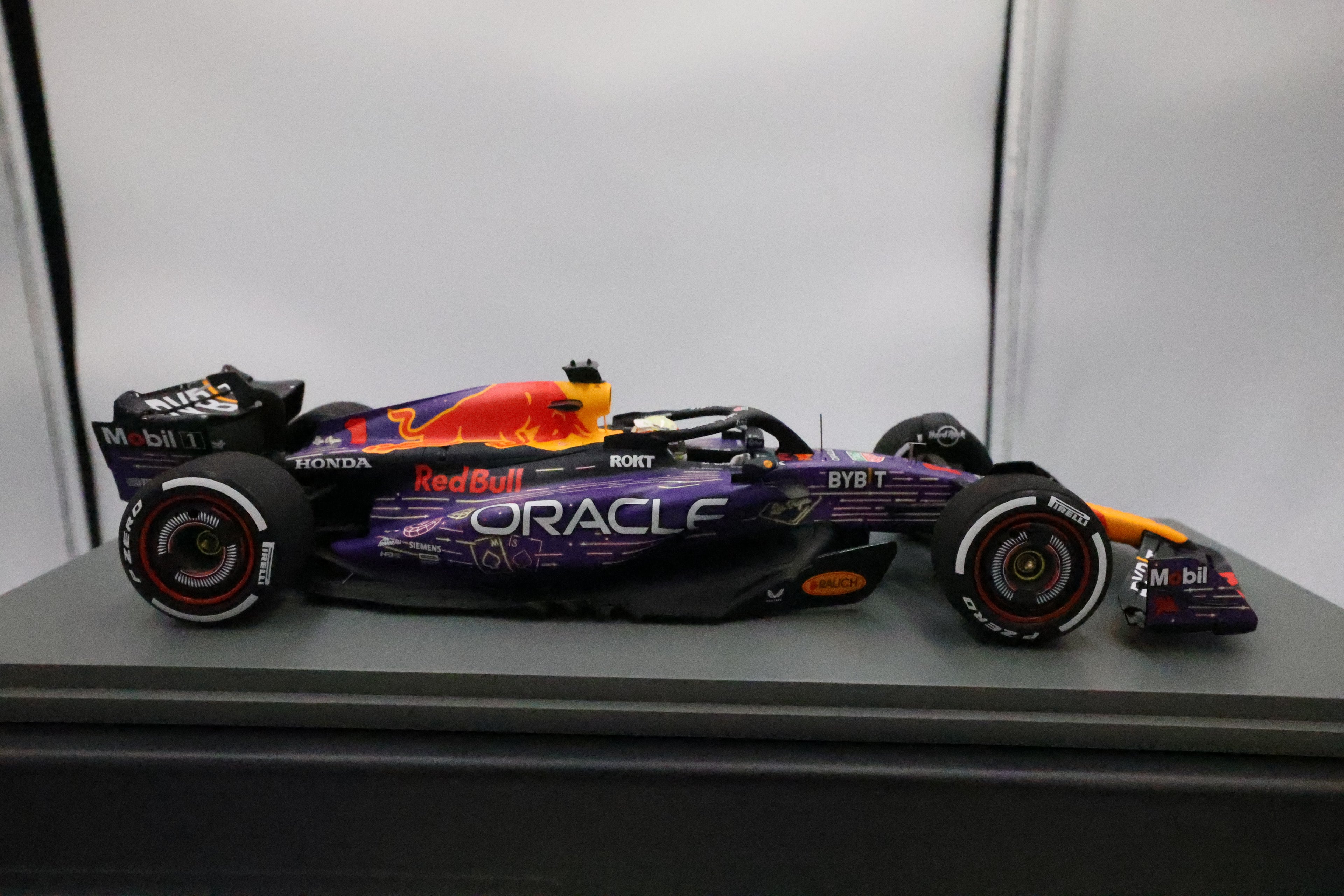1:18 Red Bull RB19 Max Verstappen Las Vegas GP Winner 2023 - #1 Resin Model Limited Edition