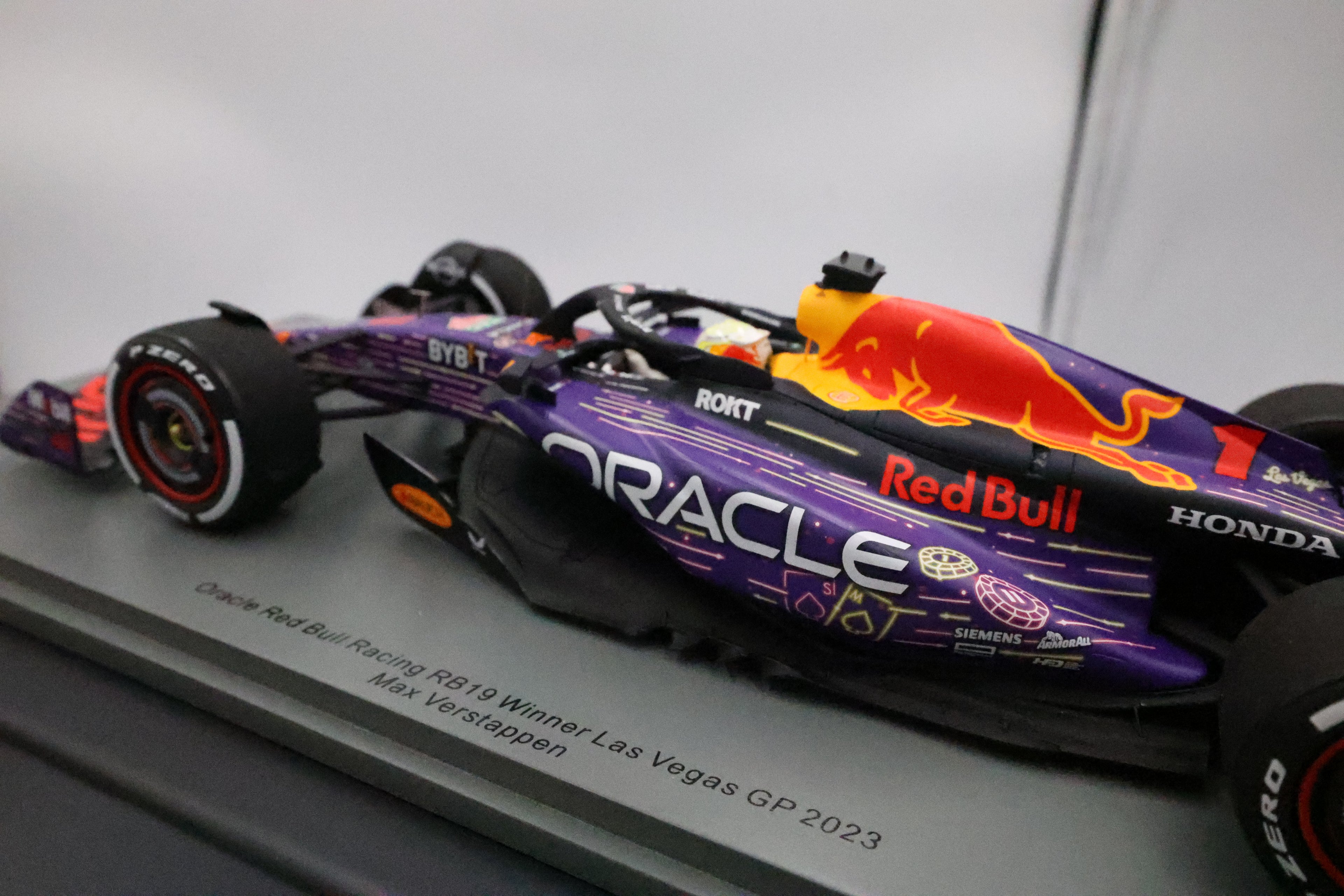 1:18 Red Bull RB19 Max Verstappen Las Vegas GP Winner 2023 - #1 Resin Model Limited Edition